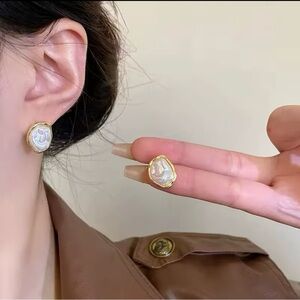 NWT Elegant Gold & Pearl-Inspired Stud Earrings – Classic & Timeless
